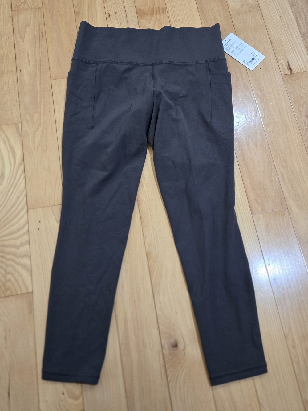 NWT Athleta Salutation Stash 7/8 Tights